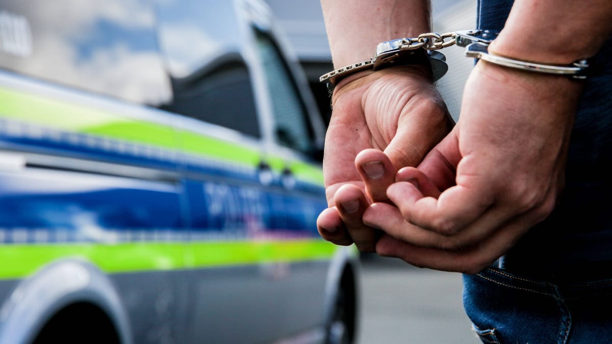 Polizei in Münster nimmt gesuchten Einbrecher fest – Frau überfallen