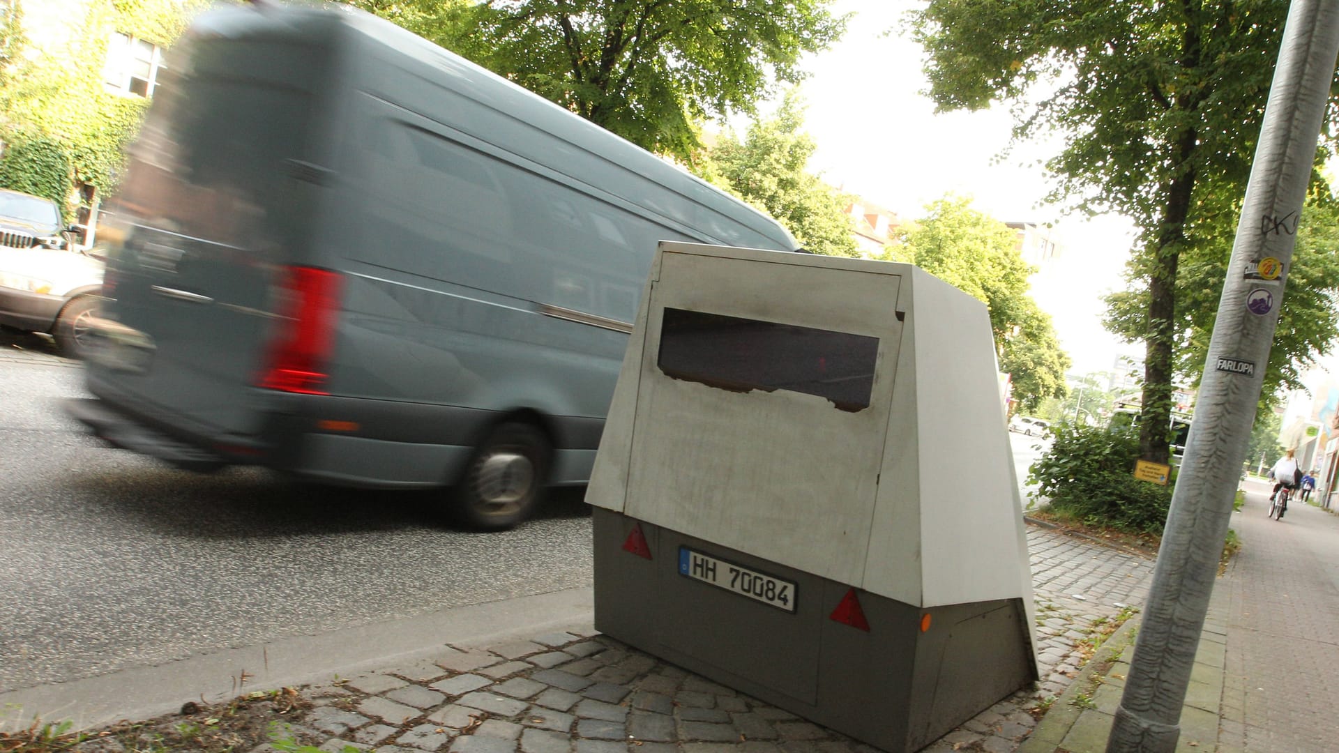 Ein mobiles Radargerät an einer Straße (Symbolbild): In Norddeutschland wurden 2024 deutlich mehr Tempoverstöße registriert.