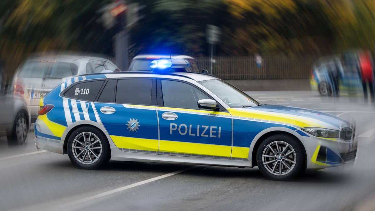 Mann rast der Polizei mit 140 km/h davon