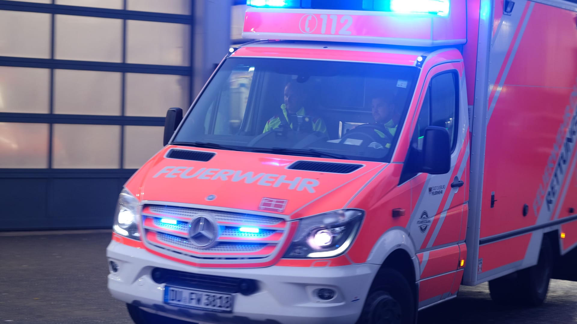 Ein Rettungswagen der Feuerwehr Duisburg (Archivbild): Ein dritter Fahrzeuginsasse kam verletzt ins Krankenhaus.