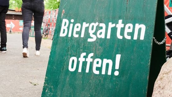 Ein Schild steht am Eingang eines geöffneten Biergartens (Symbolbild): Unter bestimmten Hygienemaßnahmen dürfen Gastwirte in Köln und NRW Public Viewing zur EM anbieten.