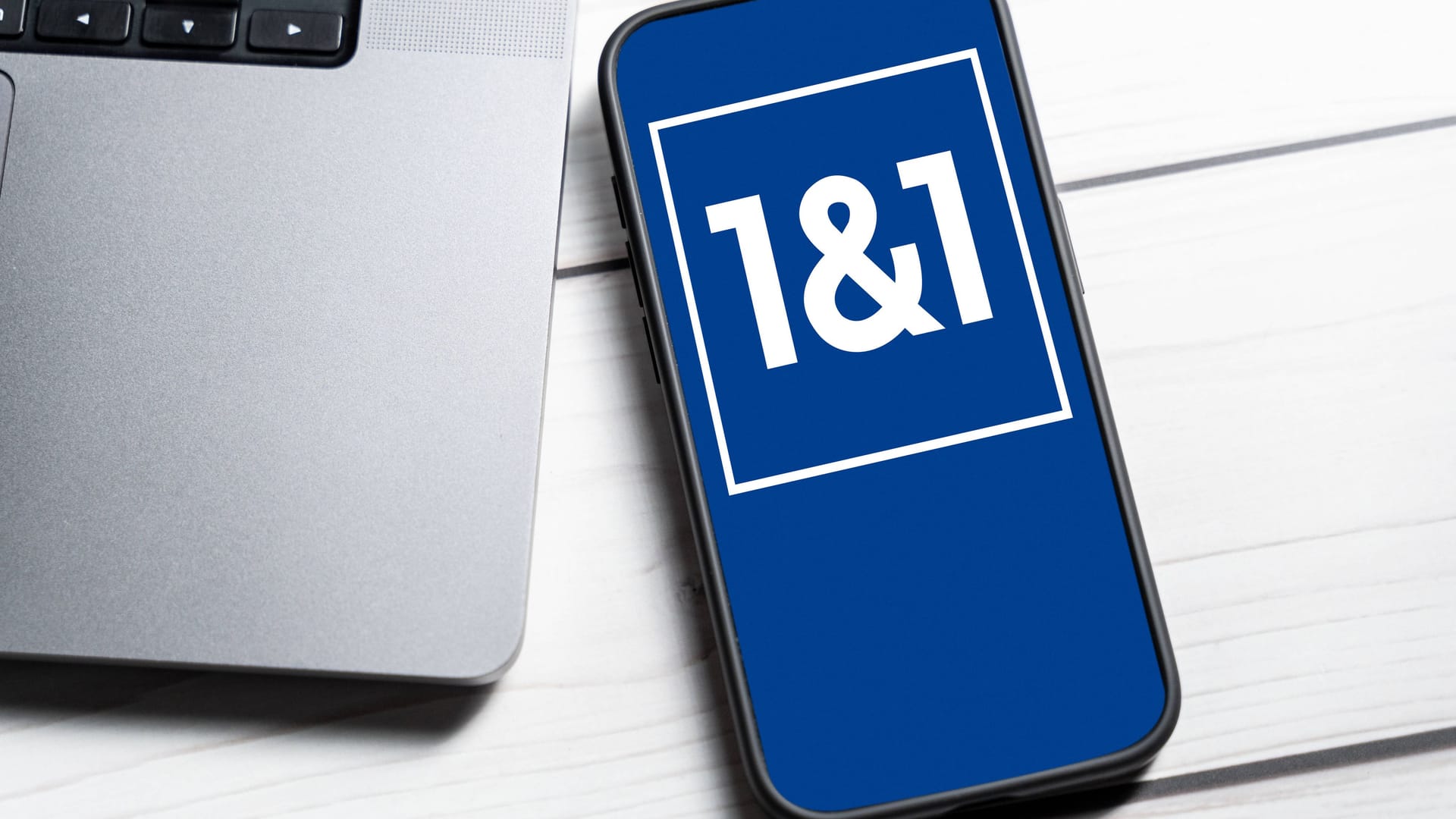 Ein Smartphone mit dem 1&1-Logo: Bei dem Anbieter gibt es seit letzter Nacht Probleme.