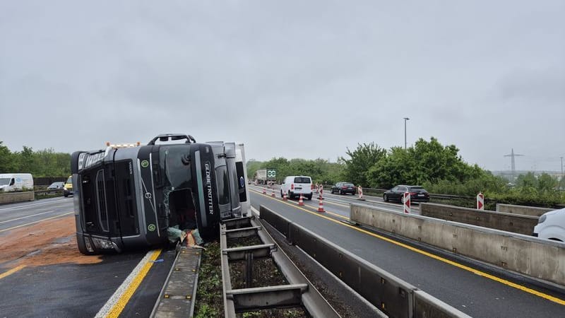 Ein umgekippter LKW liegt auf der Autobahn 4 (A4): Der Fahrer wurde bei dem Unfall leicht verletzt.