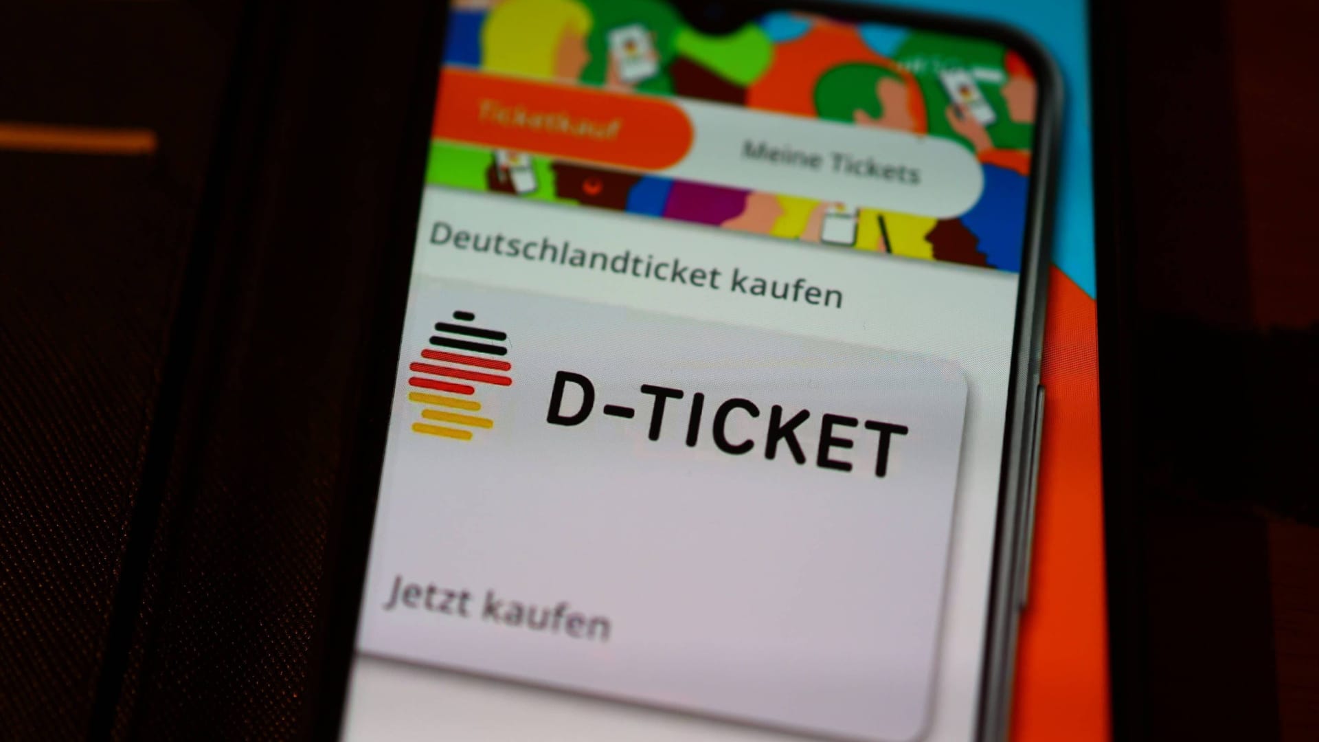 Eine App weist auf das Deutschlandticket hin (Symbolbild): In Hamburg nutzen fast 900.000 Menschen das Angebot.