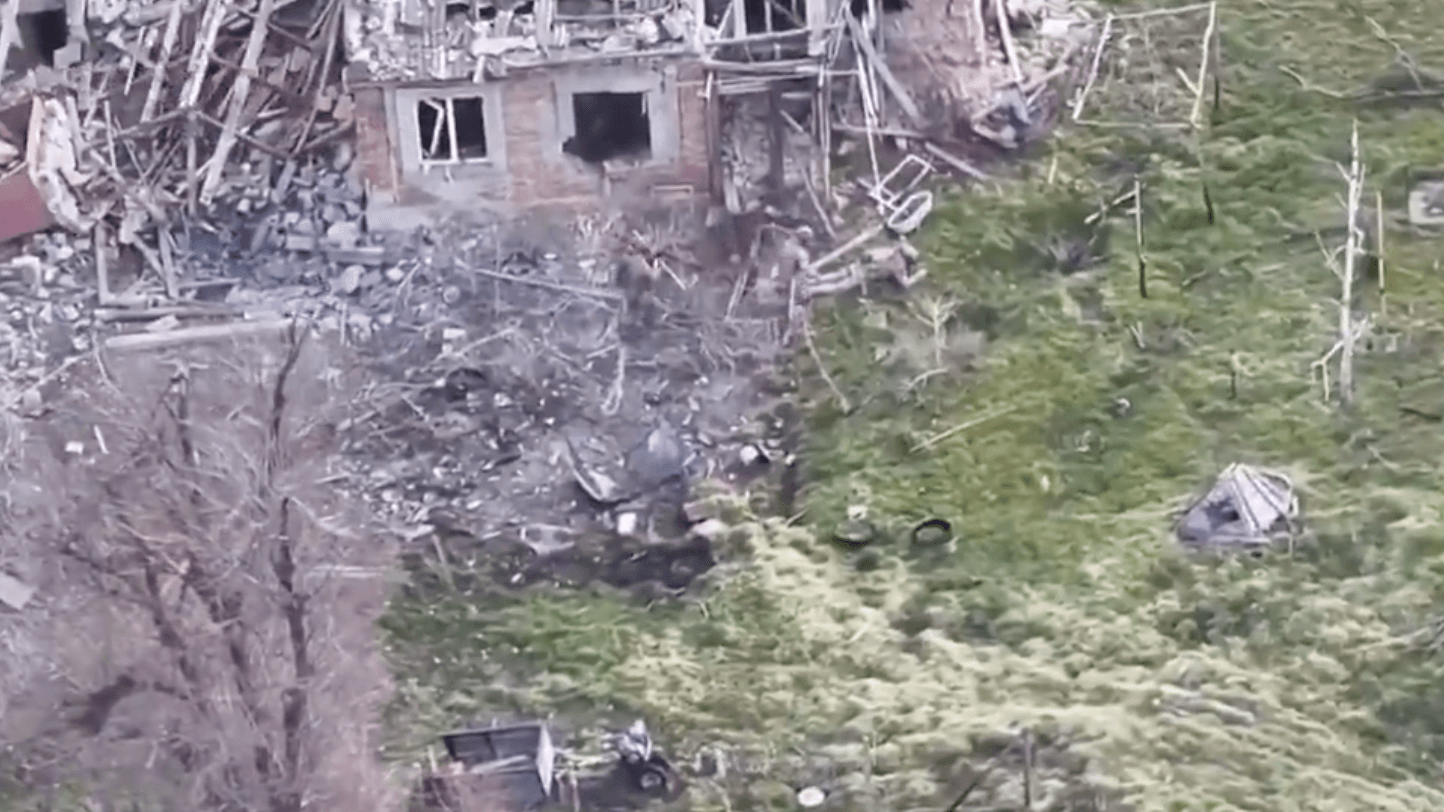 Eine Drohne soll gefilmt haben, wie russische Soldaten ukrainische Gefangene aus einem Haus treiben. Sie seien später erschossen worden, hieß es.