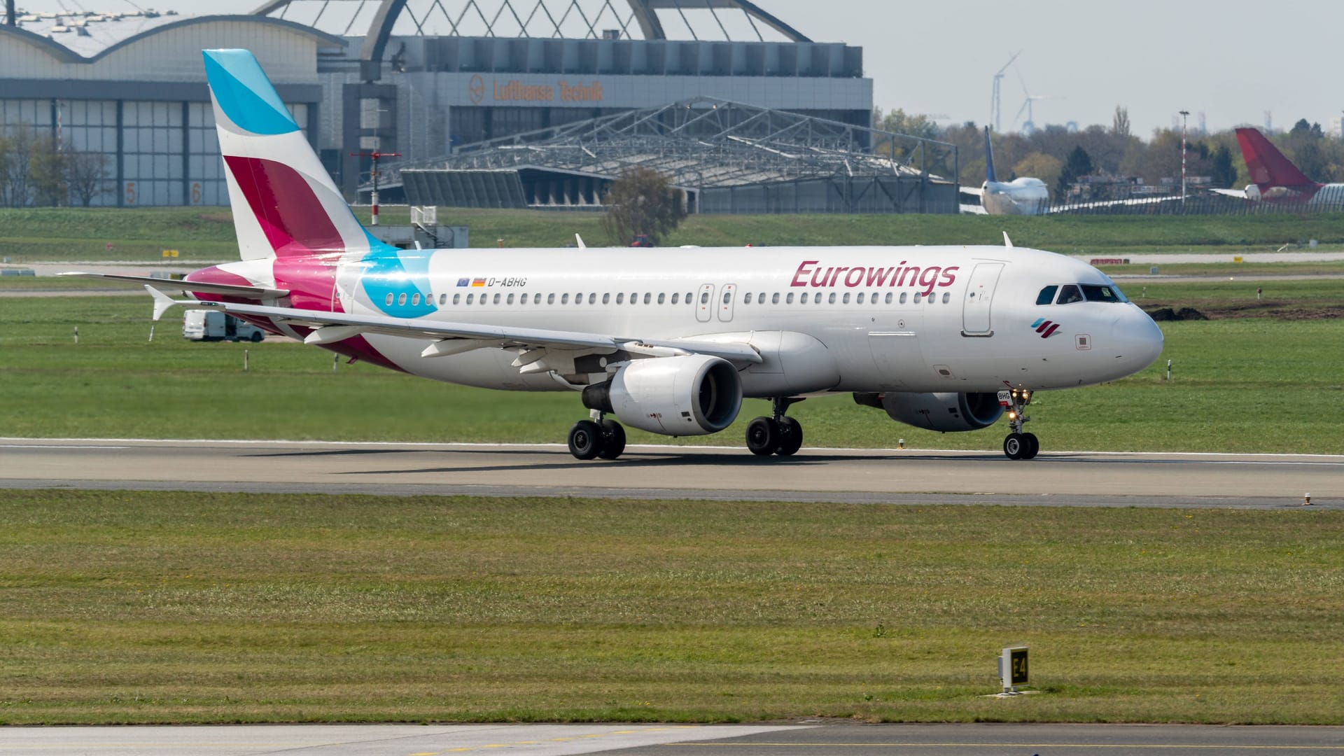 Eine Eurowings-Maschine am Flughafen (Symbolbild): Der Hamburg Airport hat die beliebtesten Reiseziele des Jahres 2024 ausgewertet.