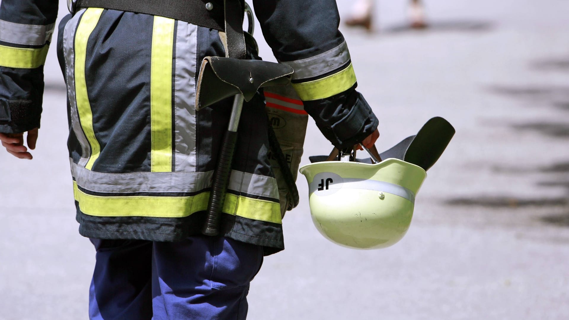 Eine Feuerwehrmann in München (Archivfoto): Die Stadt will den Zugang zur Freiwilligen Feuerwehr erleichtern.