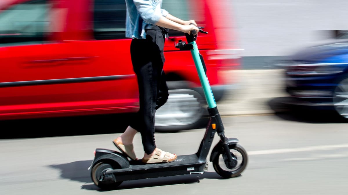 Crash mit E-Scooter – Seniorin tot