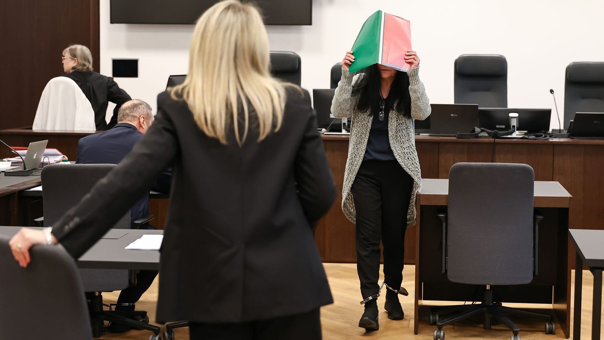 Eine leitende Mitarbeiterin und der Inhaber eines Pflegedienstes müssen sich vor Gericht wegen Betrugs verantworten.