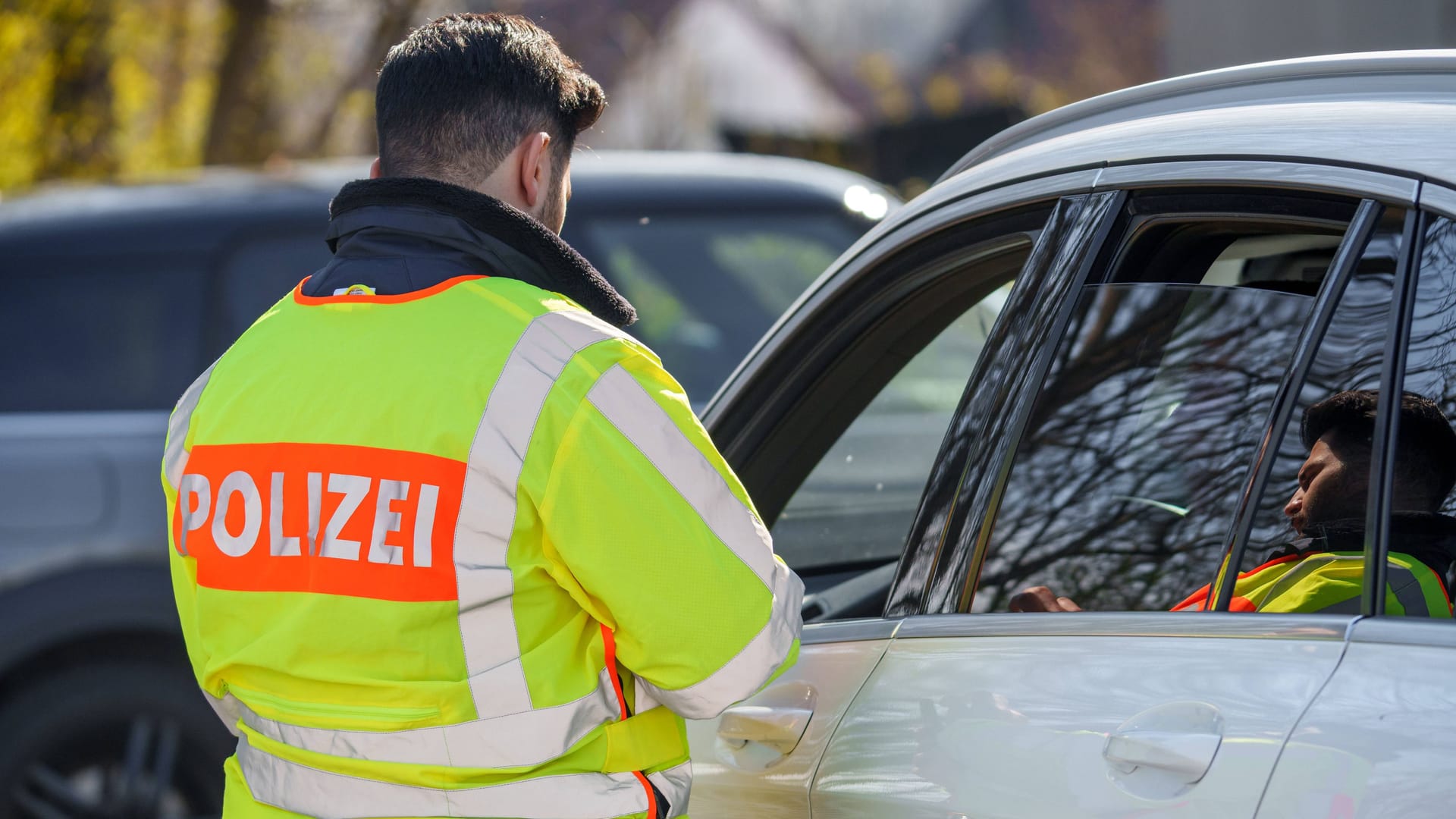 Eine Polizeikontrolle (Symbolbild): In Berlin entdeckten Polizisten bei einem solchen Routineeinsatz eine sterbende Frau.