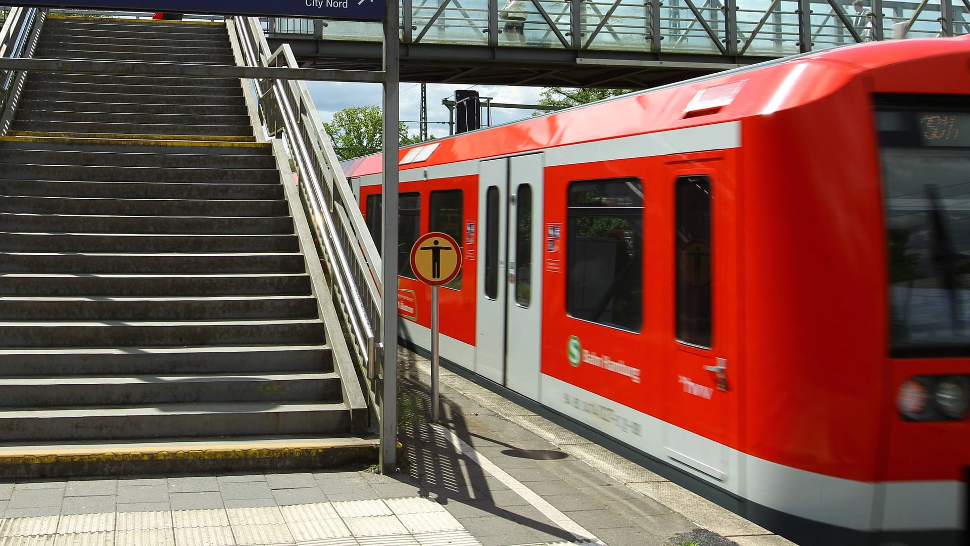 Eine S-Bahn der Linie S1 nach Blankenese (Archivbild): Im April will die S-Bahn Hamburg Weichen erneuern.