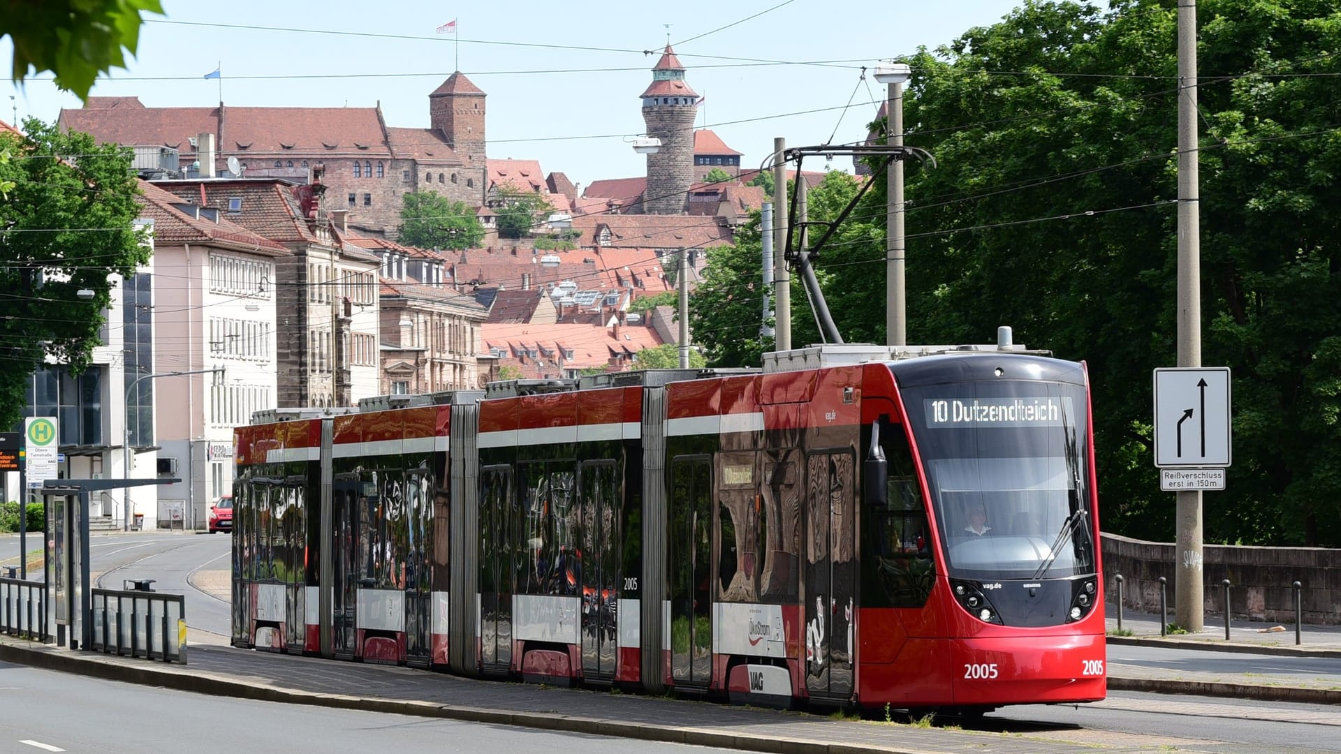 Eine Straßenbahn des Typs Avenio am Spittlertorgraben (Archivbild): Die VAG investiert "für einen attraktiven und zuverlässigen ÖPNV".