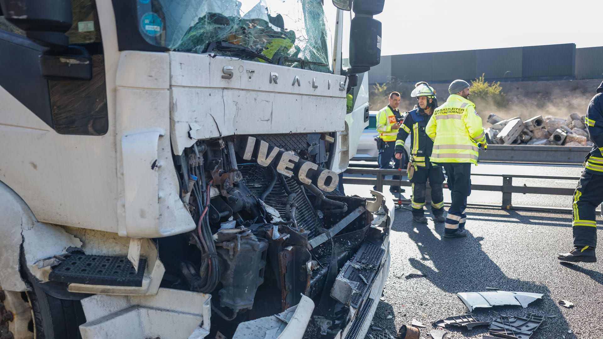 Einer der demolierten Lastwagen auf der A3: Zwischenzeitlich landete dort auch ein Rettungshubschrauber.