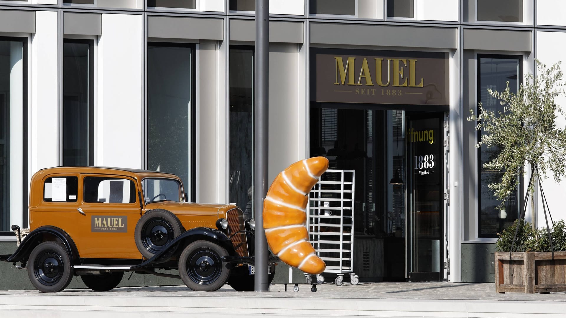 Eingang zur Traditionsbäckerei Mauel am Rheinauhafen (Archivbild): Die inhabergeführte Bäckerei wird von "Schäfer dein Bäcker" übernommen.