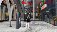 Frau steht am Tag der Eröffnung vor neuem Westfield Einkaufszentrum in der Hamburger Hafencity. © NDR/Anna Rüter 