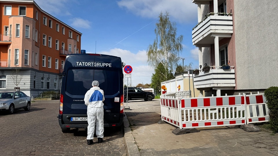 Magdeburg: Frau und Kleinkind bei Sturz aus viertem Stock schwer verletzt