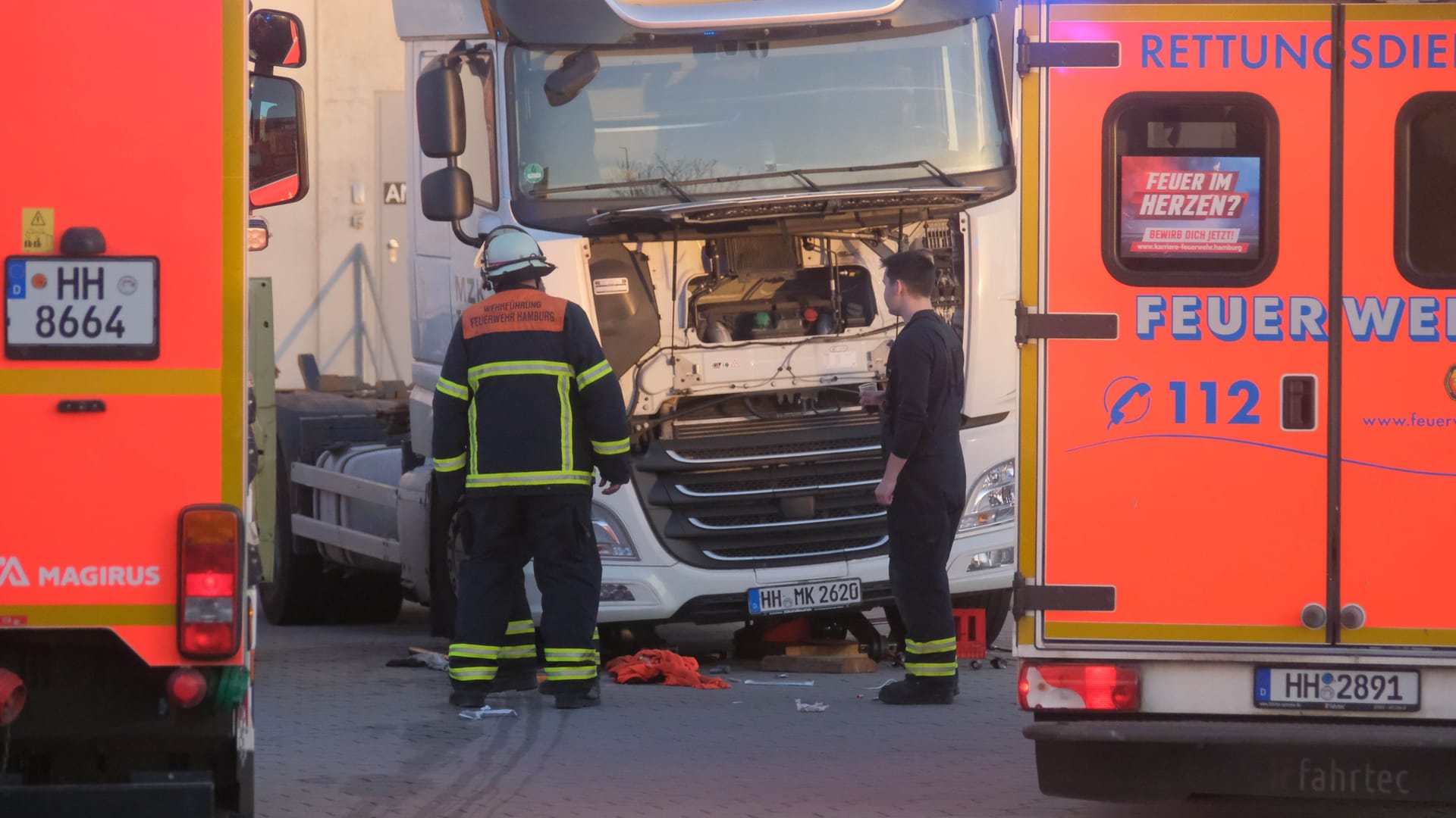 Einsatzkräfte der Feuerwehr Hamburg an der Unglücksstelle: Der Lkw stürzte plötzlich herab.