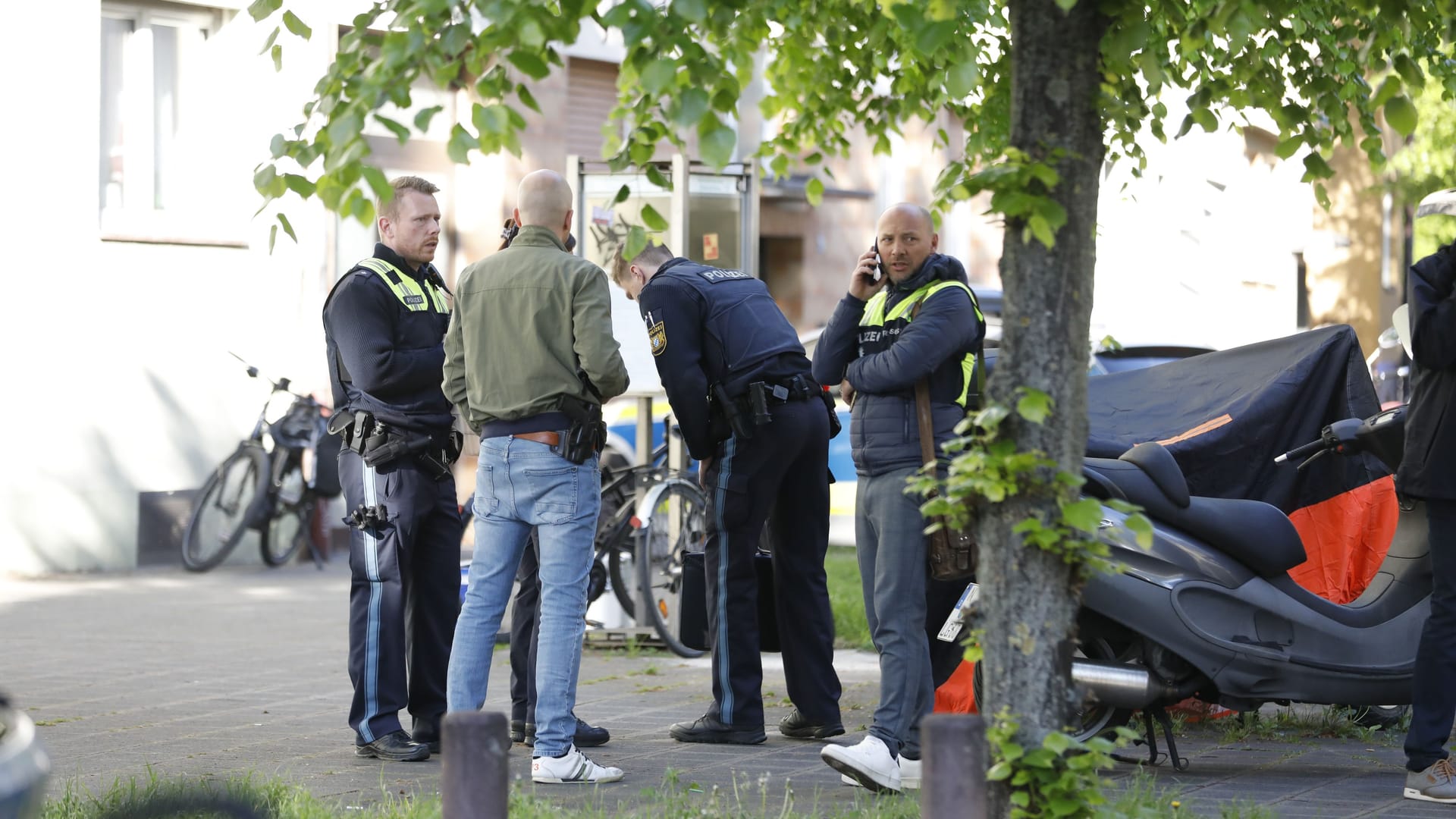 Einsatzkräfte der Polizei in der Südstadt: Der Bereich um den Tatort in der Wiesenstraße ist abgesperrt.