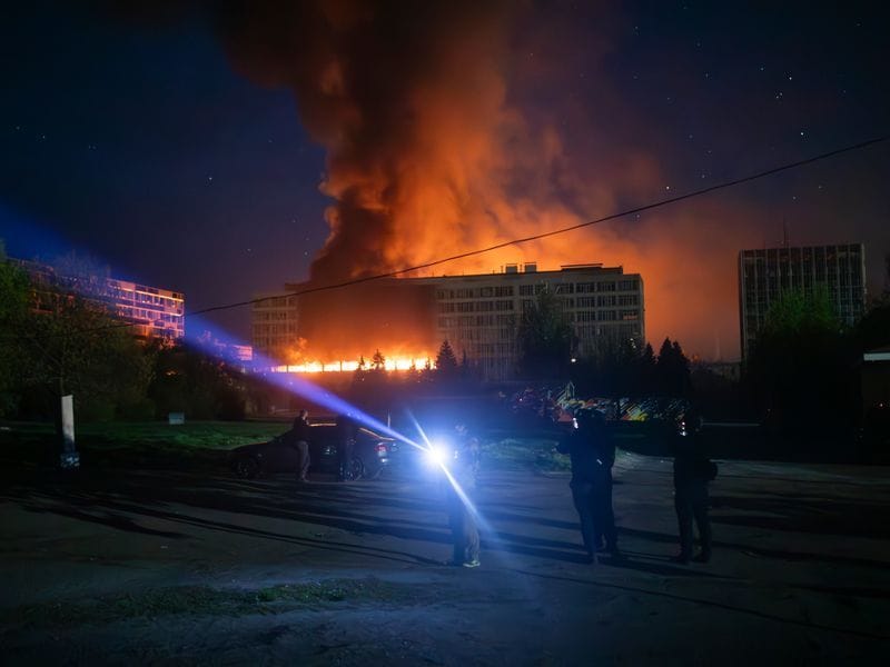 Einsatzkräfte eilen zu einem Großbrand in einer Industrieanlage in Charkiw.