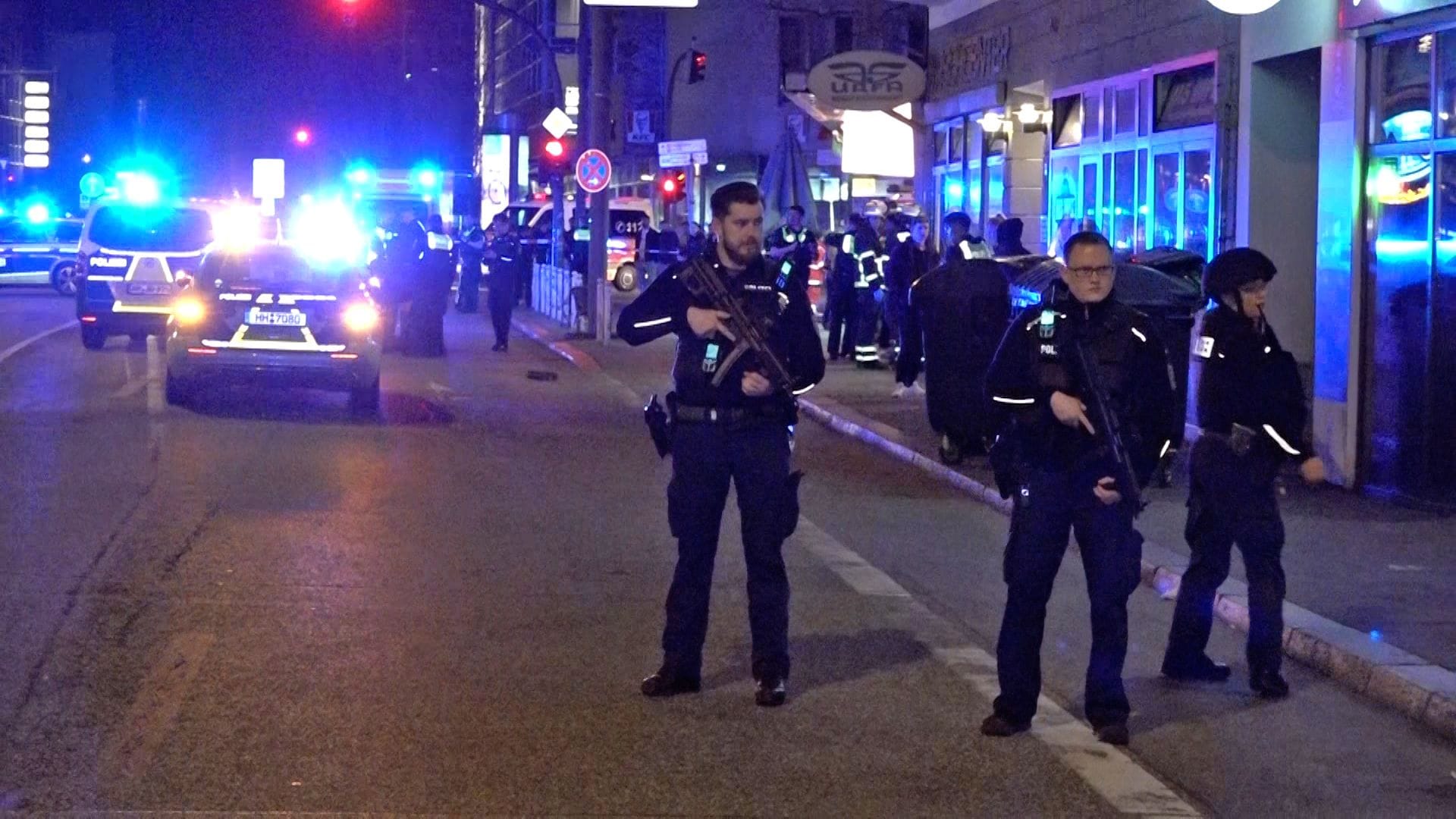 Einsatzkräfte mit Maschinenpistolen am Tatort: Die Polizei rückte mit einem Großaufgebot in Hamburg-Harburg an.