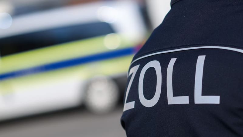 Einsatzkräfte von Polizei und Zoll haben mehrere Wohnungsbordelle in Hannover wegen des Verdachts auf Schwarzarbeit durchsucht (Symbolbild).