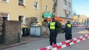 Die Hamburger Polizei ermittelt nach einem tragischen Todesfall in Eißendorf. Dort ist gestern früh eine 18-Jährige gestorben. © TV News Kontor Foto: Screenshot
