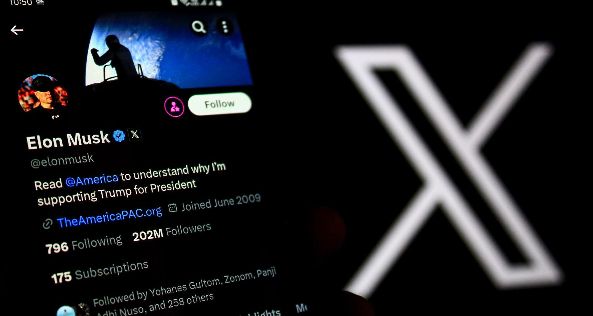 In dieser Fotoillustration wird das X-Kontoprofil von Elon Musk auf einem Smartphone mit einem X-Logo im Hintergrund angezeigt.