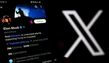 In dieser Fotoillustration wird das X-Kontoprofil von Elon Musk auf einem Smartphone mit einem X-Logo im Hintergrund angezeigt.