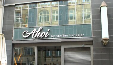 In einem „Ahoi”- Restaurant von Steffen Henssler hat es gebrannt, sodass nebenan Hotelgäste evakuiert werden mussten.