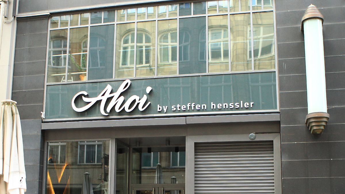In einem „Ahoi”- Restaurant von Steffen Henssler hat es gebrannt, sodass nebenan Hotelgäste evakuiert werden mussten.