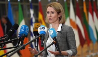 Kaja Kallas, EU-Außenbeauftragte, steht vor Mikrofonen und spricht. Hinter ihr sind etwas verschwommen zahlreiche Flaggen zu sehen.