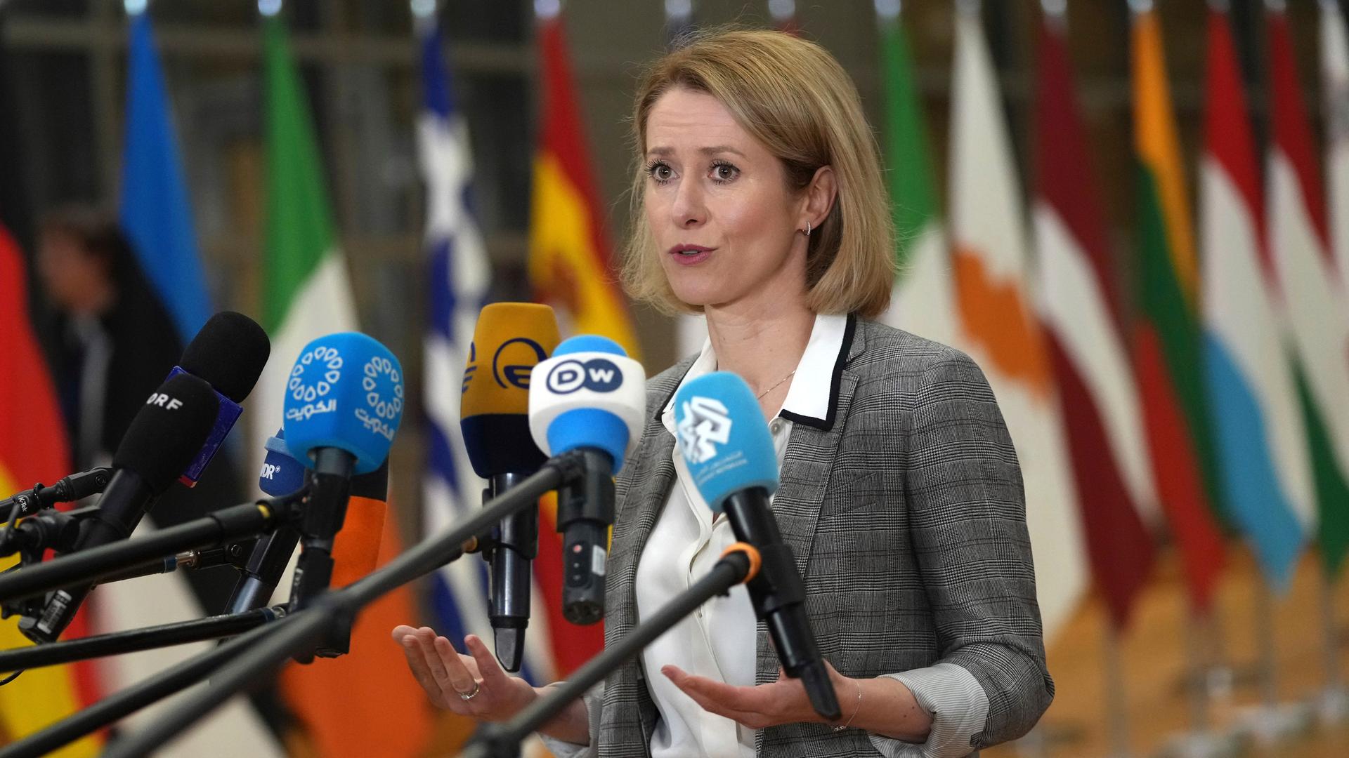 Kaja Kallas, EU-Außenbeauftragte, spricht mit den Medien.