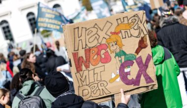 Hunderte demonstrieren gegen Exen an Bayerns Schulen