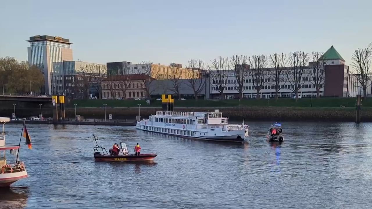 Unfall mit Schiff in Bremen: MS „Dauerwelle“ kracht auf Weser in Brücke | Regional
