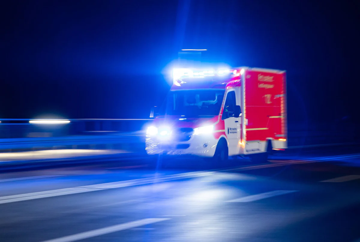 Bielefeld - Auto erfasst Fußgänger - 72-Jähriger schwer verletzt - Panorama