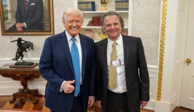 Der deutsche Fotograf Martin Schoeller porträtiert Donald Trump fürs "Time"-Magazin" - Medien