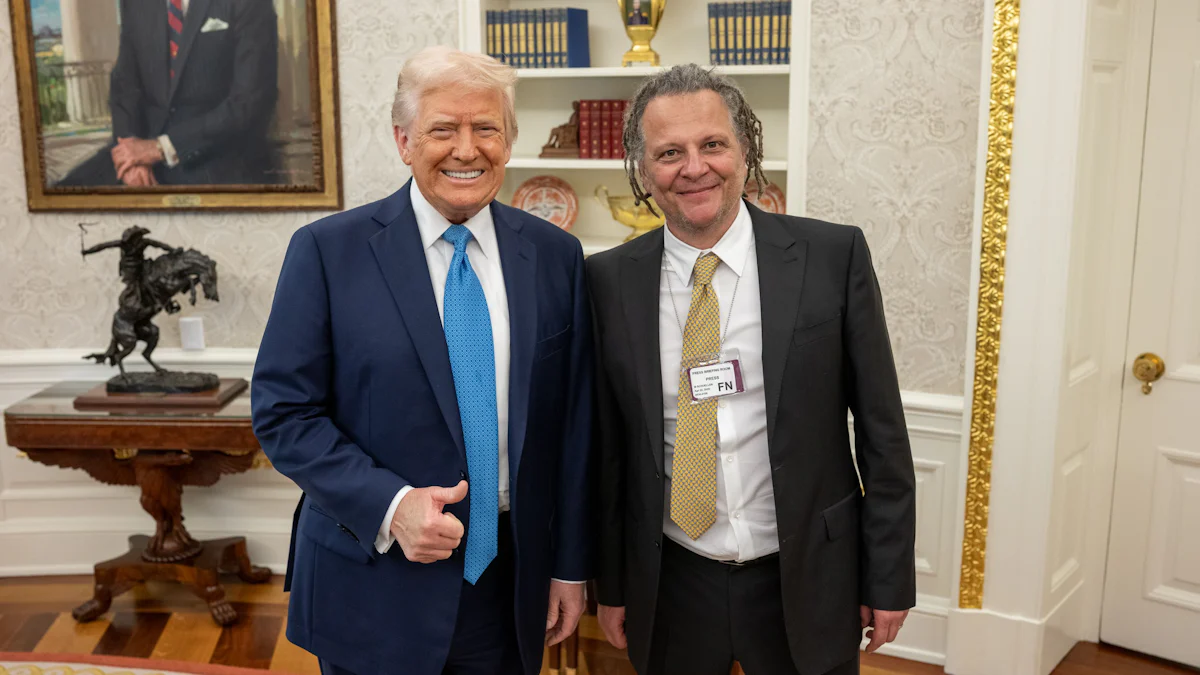 Der deutsche Fotograf Martin Schoeller porträtiert Donald Trump fürs "Time"-Magazin" - Medien