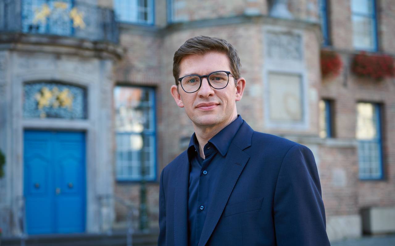 Fabian Zachel, OB-Kandidat der SPD, vor dem Düsseldorfer Rathaus.
