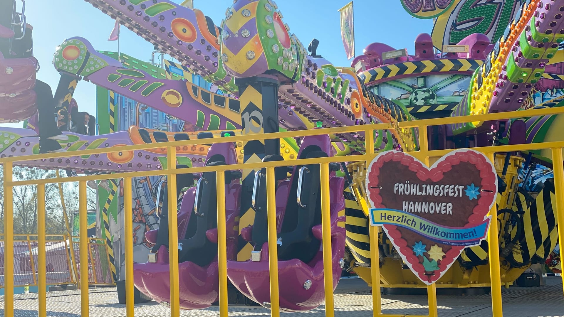 Fahrgeschäft auf dem Frühlingsfest: Die Karusselle und Co. sind noch bis Ende April auf dem Schützenfest aufgebaut.