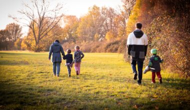 Familie beim Herbstspaziergang von hinten fotografiert