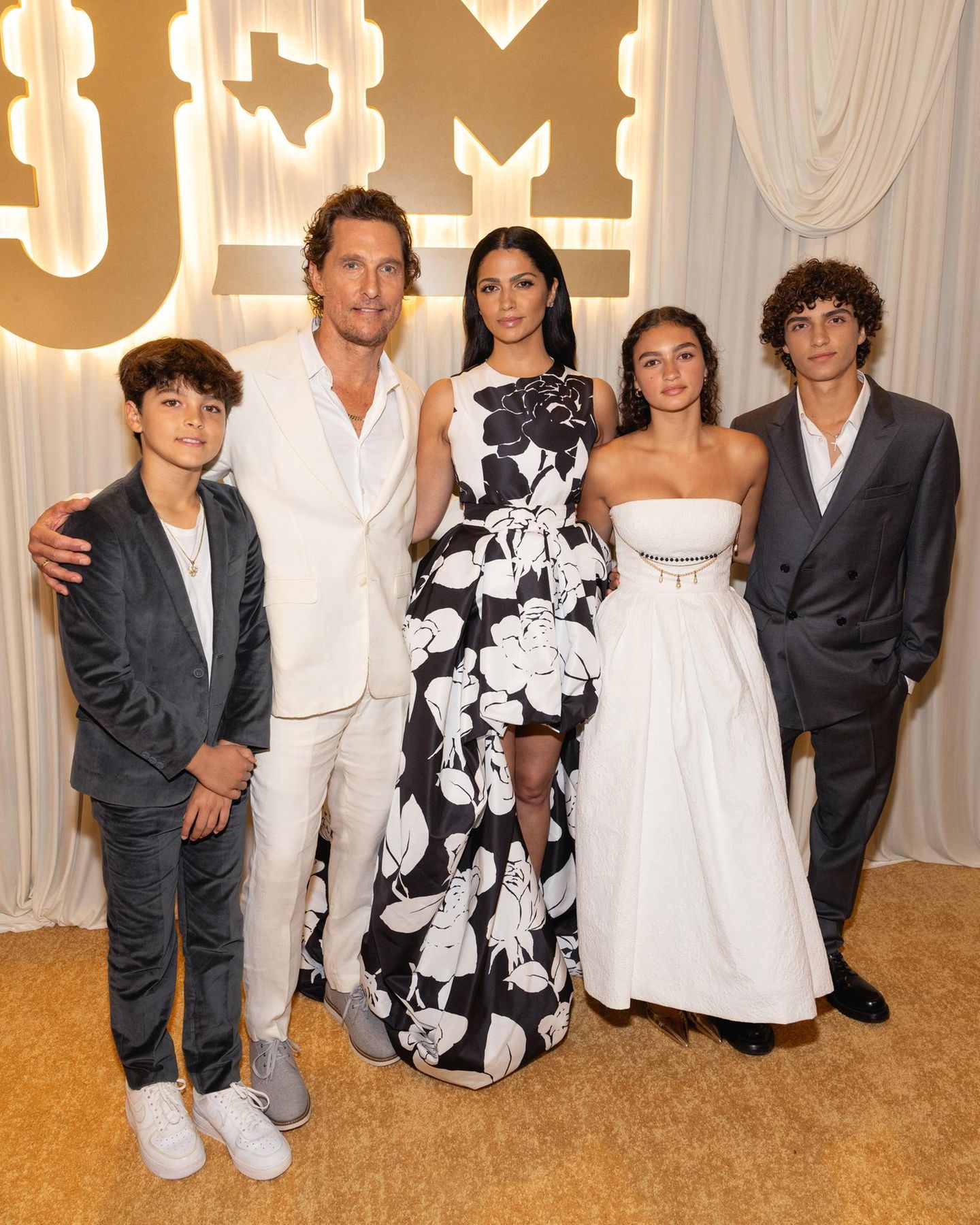 Wenn das mal kein perfekt abgestimmter Familienstyle ist! Matthew McConaughey und seine Frau Camila Alves präsentieren sich mit ihren Kindern Livingston, Vida und Levi (r.) bei ihrer jährlichen Mack, Jack & McConaughey Gala in Austin in schönstem schwarz-weiß und grauen Partnerlook.