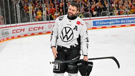 Eishockey-Profi Gerrit Fauser bedankt sich beim Publikum. © picture alliance / osnapix Foto: Duckwitz