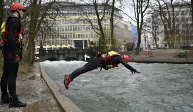 München: Wie Feuerwehrleute die Surferin aus dem Eisbach retteten - München