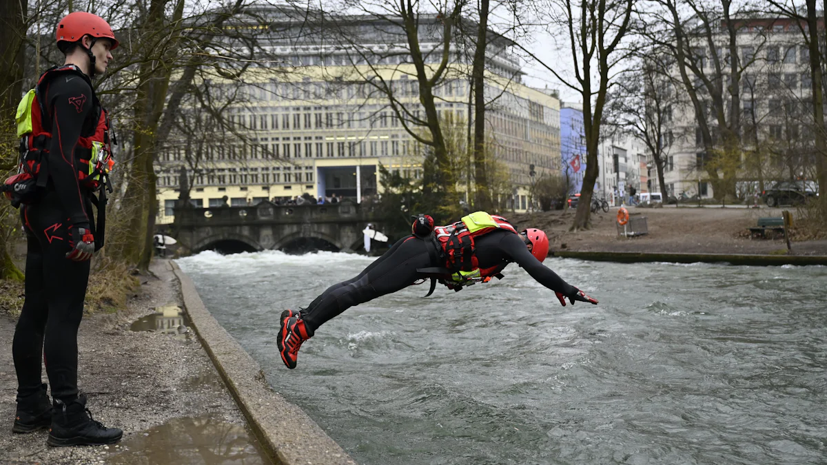 München: Wie Feuerwehrleute die Surferin aus dem Eisbach retteten - München