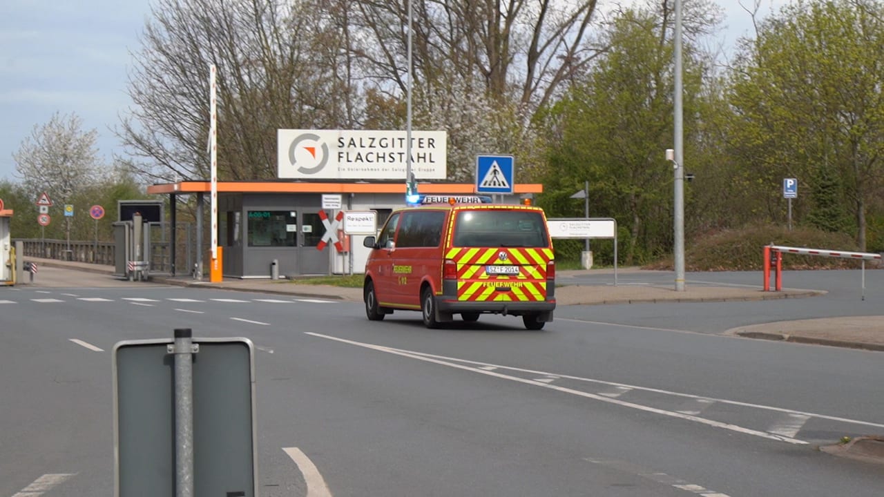 Salzgitter: Kleinflugzeug stürzt in Stahlwerk – zwei Tote! | News