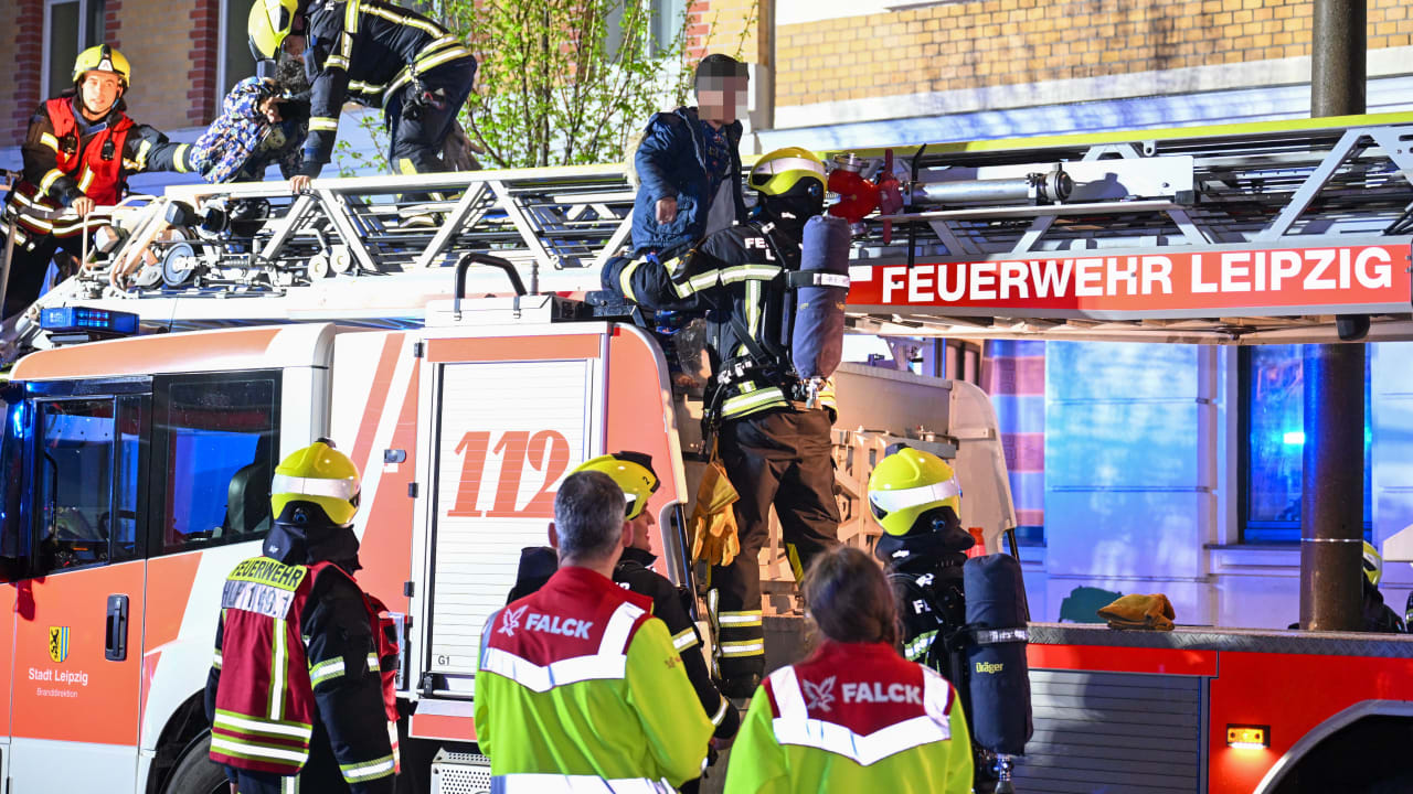 Feuerwehr rettet mehrere Kinder aus Brandhaus in Leipzig | Regional