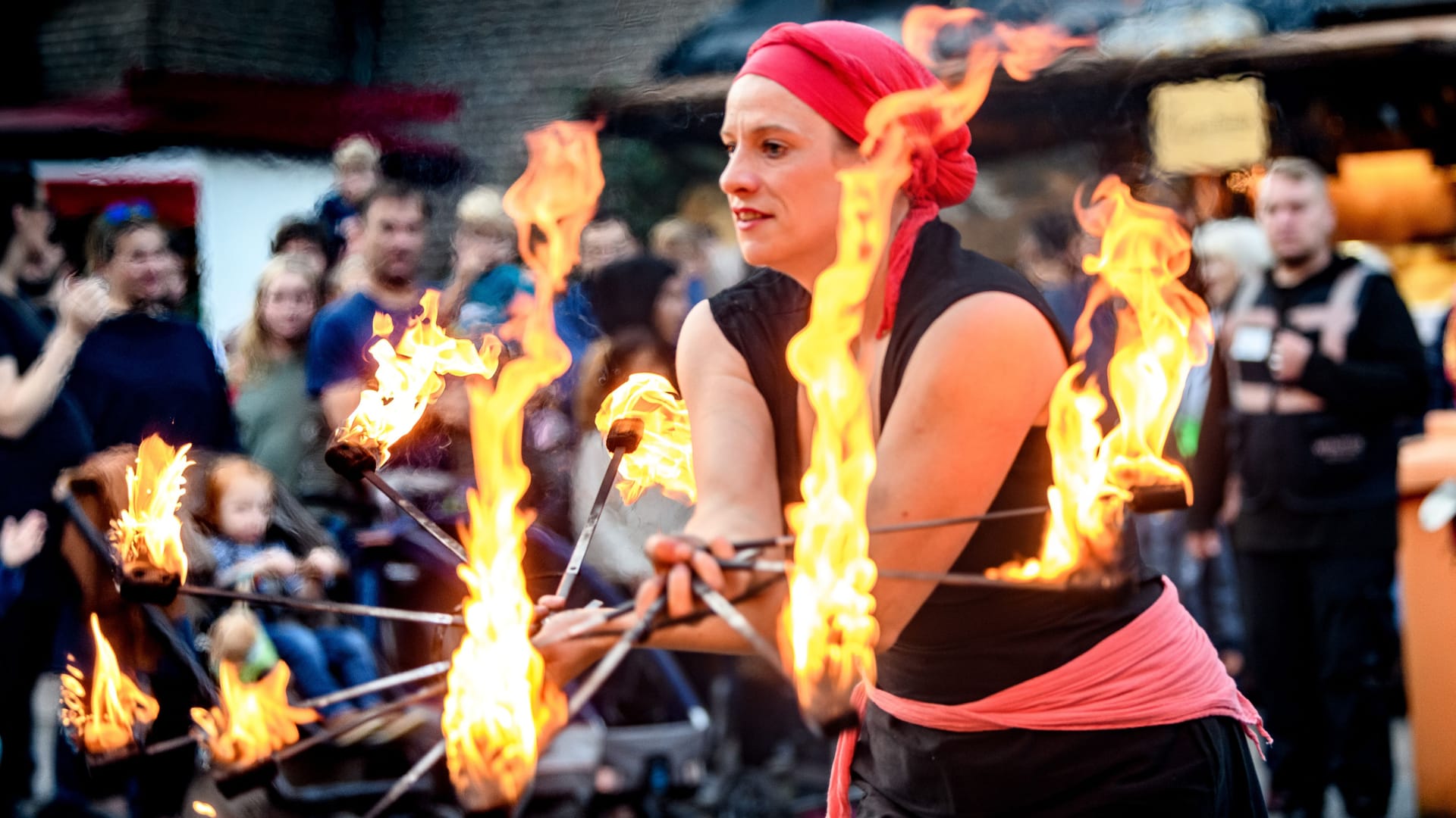 Feuershow auf einem Mittelaltermarkt (Symbolfoto): Rund um Hannover finden zahlreiche Events dieser Art statt.