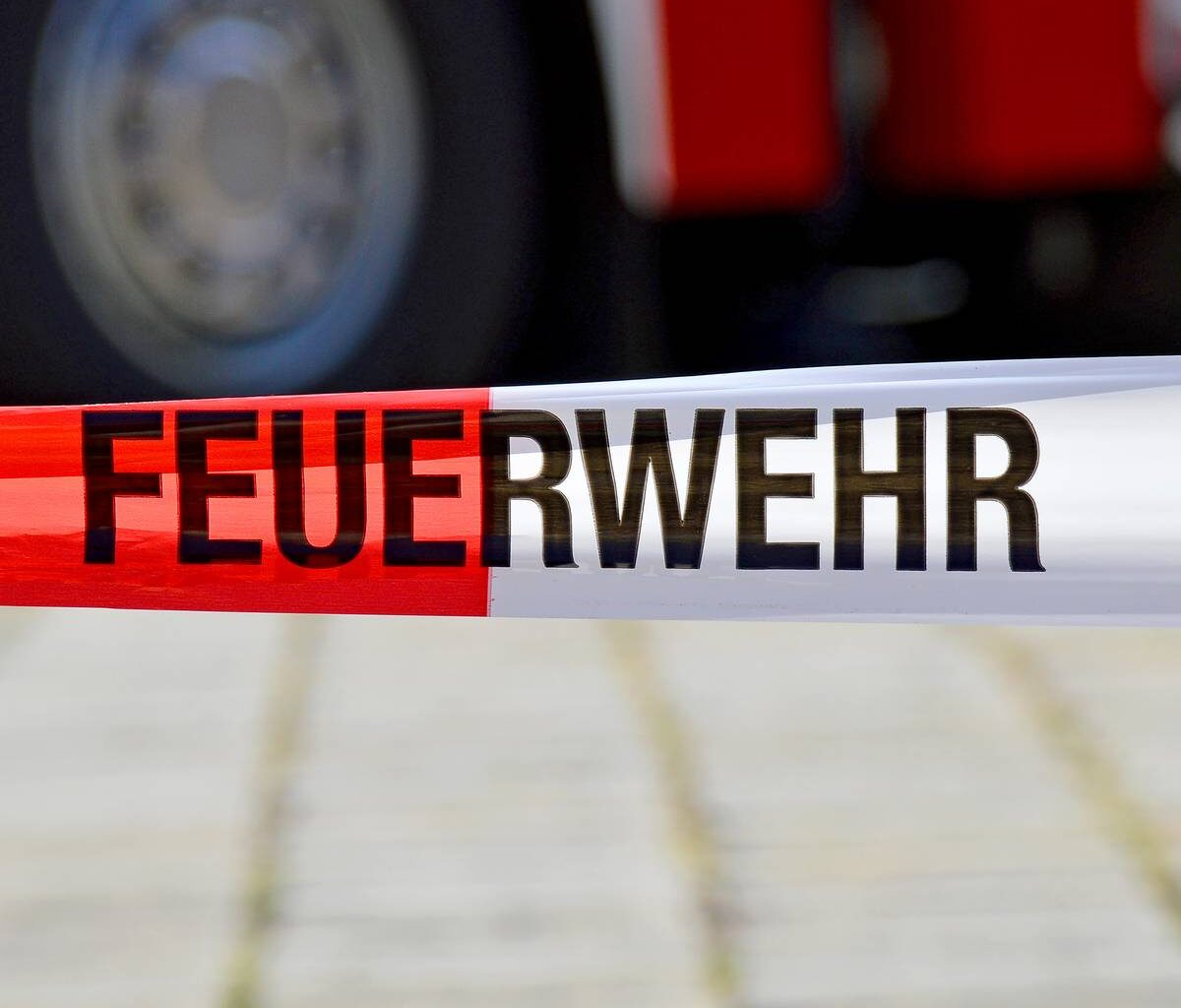 Ein Mensch nach Brand in Benrath verstorben