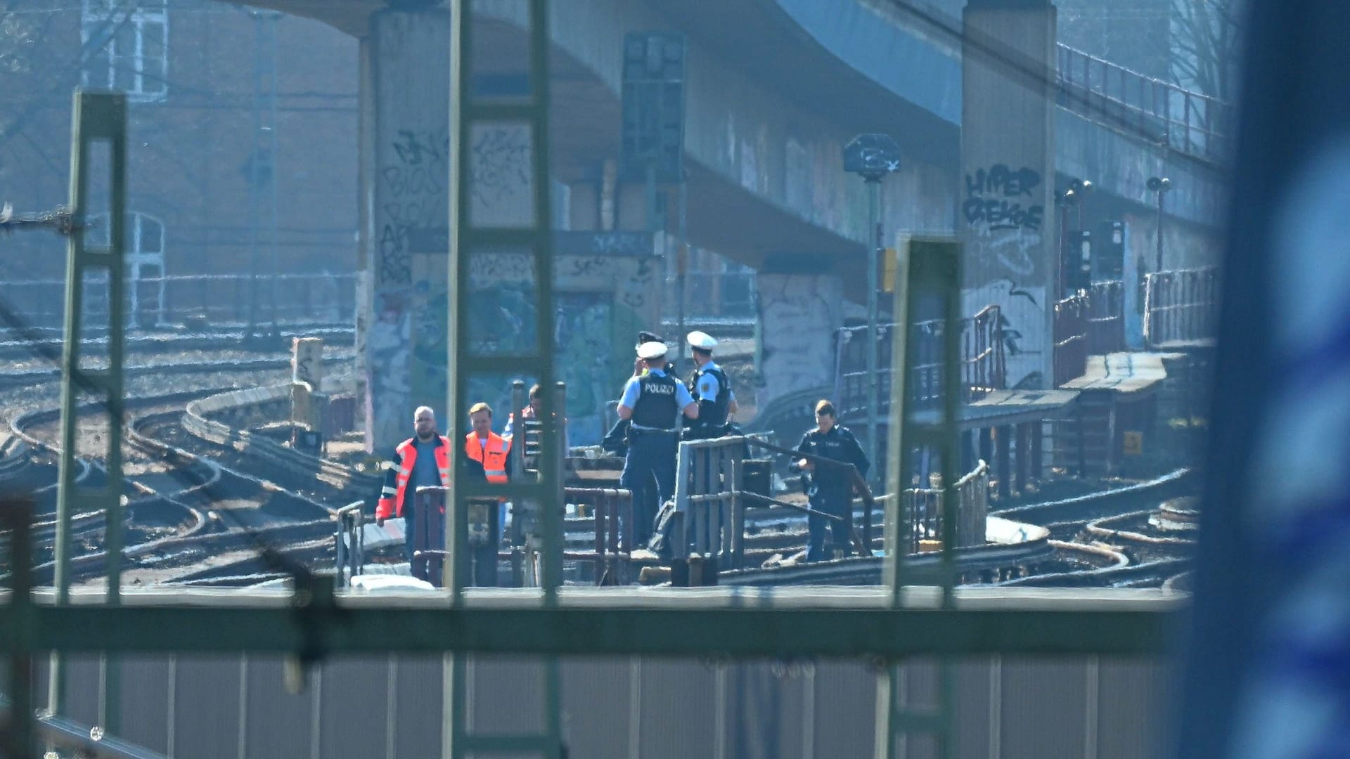 Feuerwehr, Bahn-Mitarbeiter und Bundespolizei prüfen die Situation vor Ort: Die Linien S1, S2, S3 und S5 fahren am Mittwochnachmittag nicht.