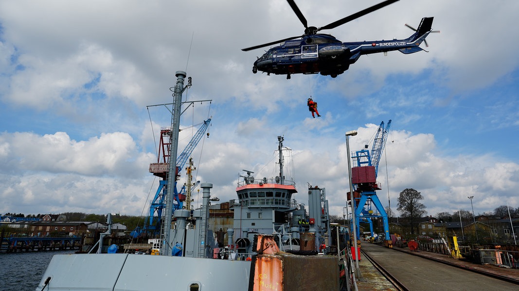 Feuer auf Öltanker: Spezialkräfte in Kiel üben für Ernstfall | NDR.de - Nachrichten